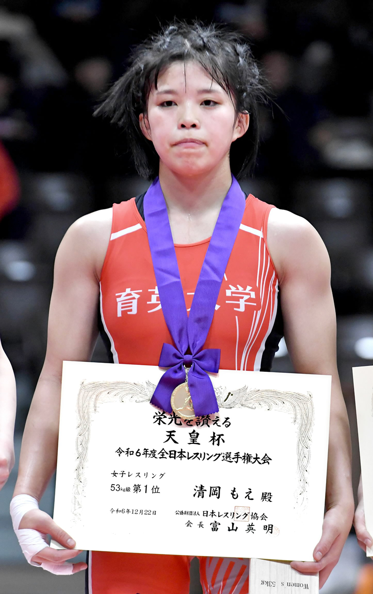 レスリングの全日本選手権女子５３キロ級で優勝した清岡もえ（東京都の代々木第二体育館）