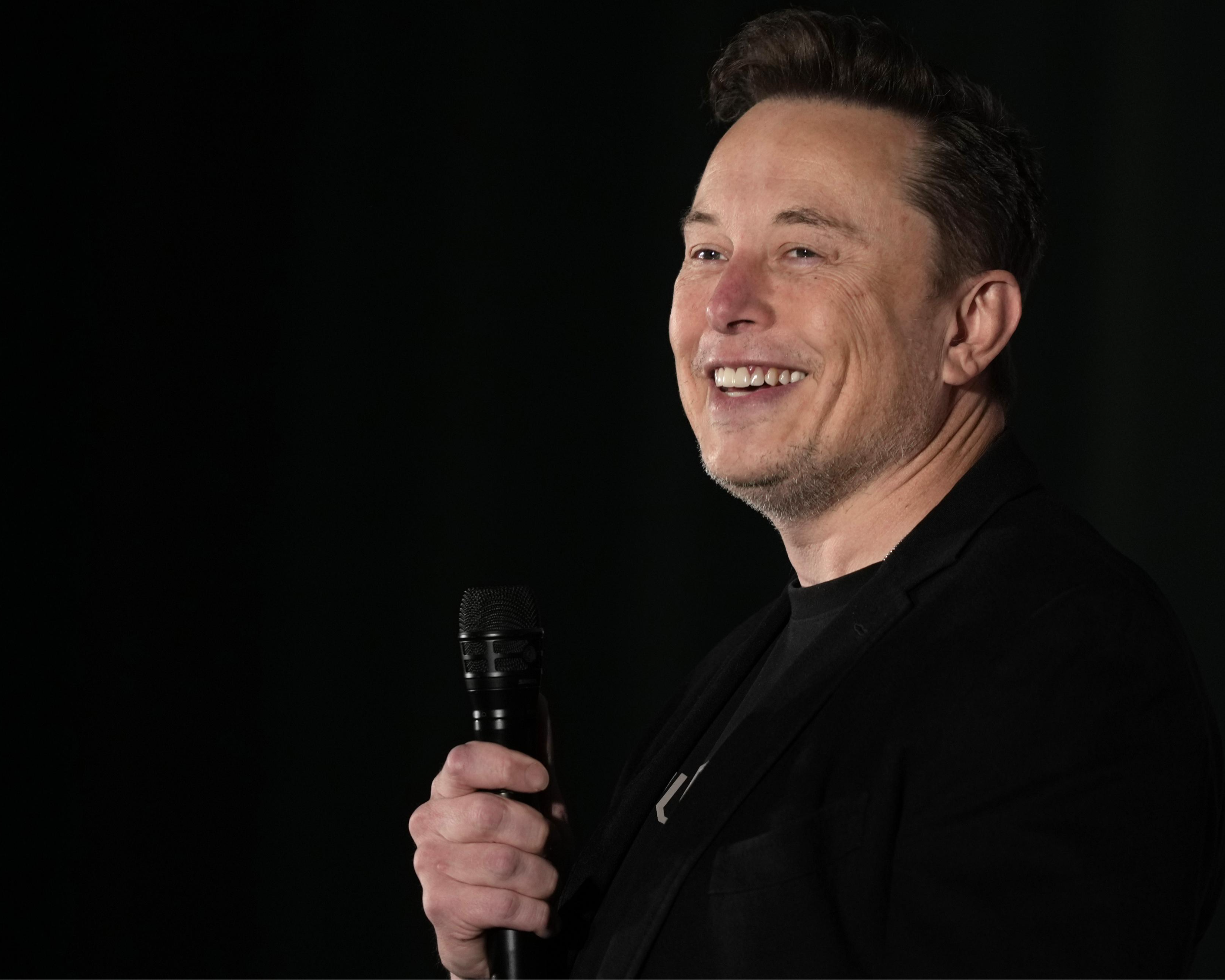 演説する米実業家のイーロン・マスク氏＝2024年10月、米ペンシルベニア州（AP＝共同）