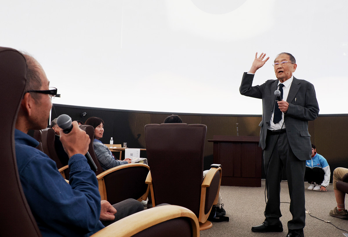 彗星発見までのエピソードを楽しく語る関勉さん（津野町の天狗高原）