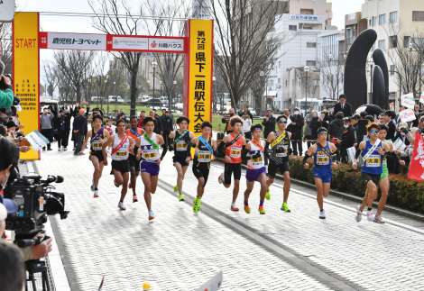 南薩路へ向け一斉にスタートする１２地区のランナー＝１５日午前９時、鹿児島市のみなと大通り公園