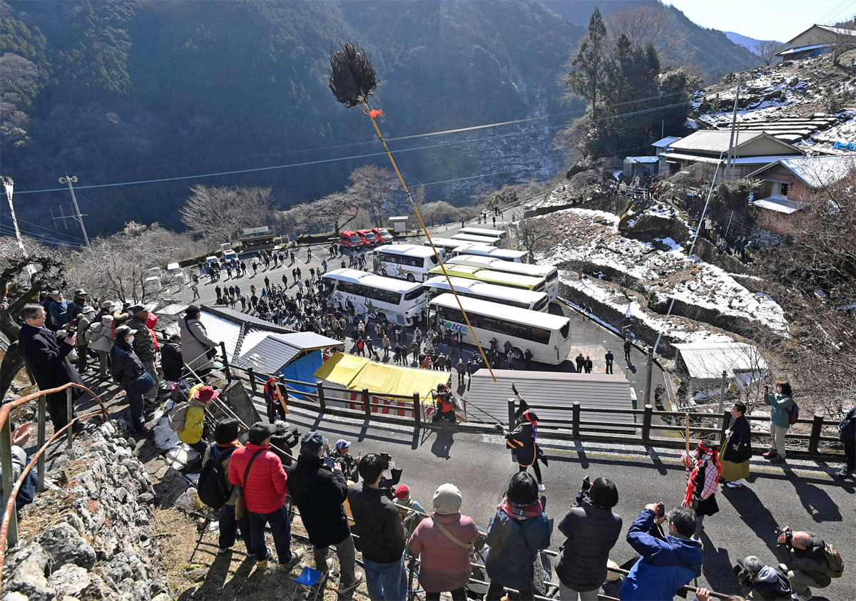 普段は静かな山里に大型バスが続々。鳥毛ひねりに観客が沸いた秋葉まつり（仁淀川町別枝）