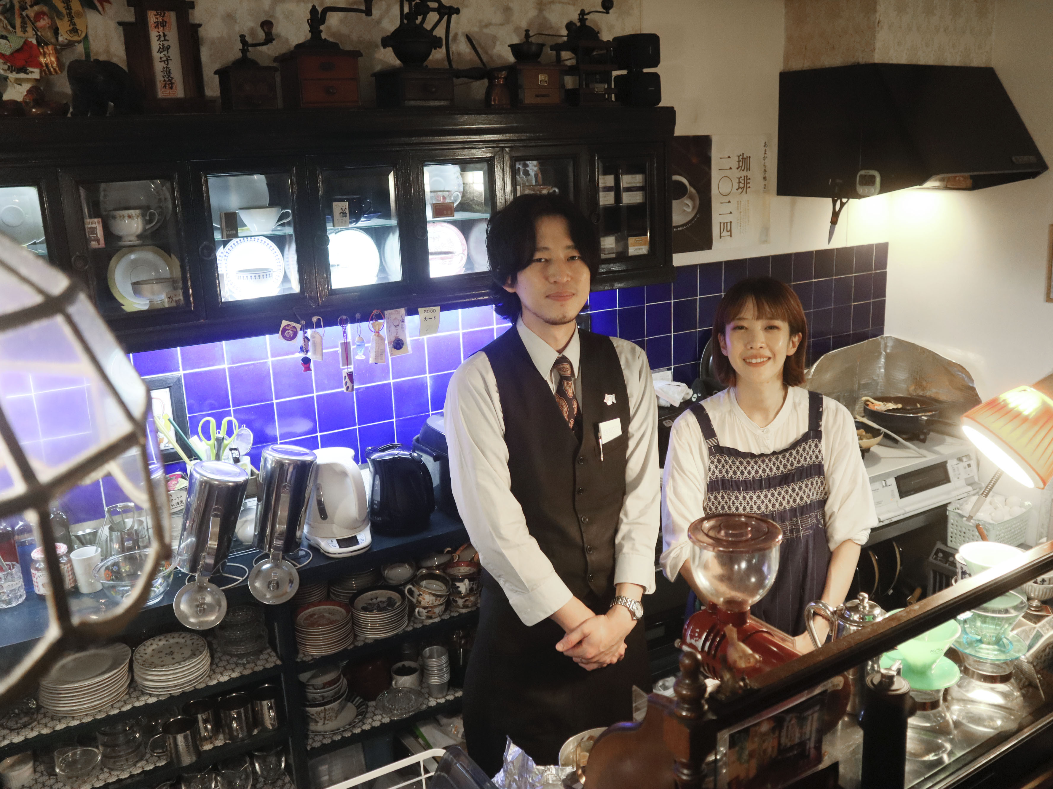 「喫茶　水鯨」店主の山口修平さん（左）と妻加奈さん＝大阪市西区