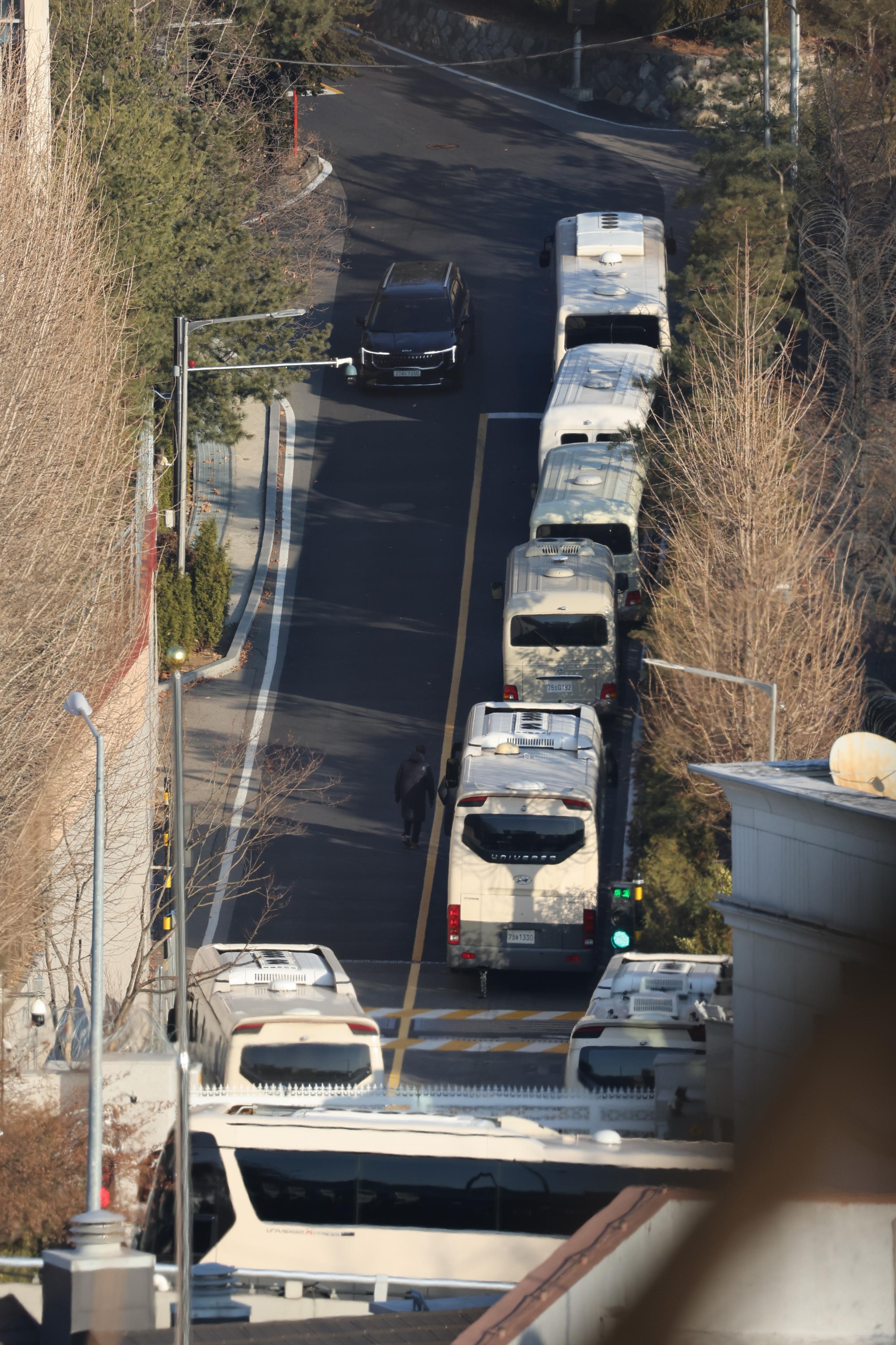 11日、韓国大統領公邸の正門付近に、人の侵入を阻むために止められたバス＝ソウル（聯合＝共同）