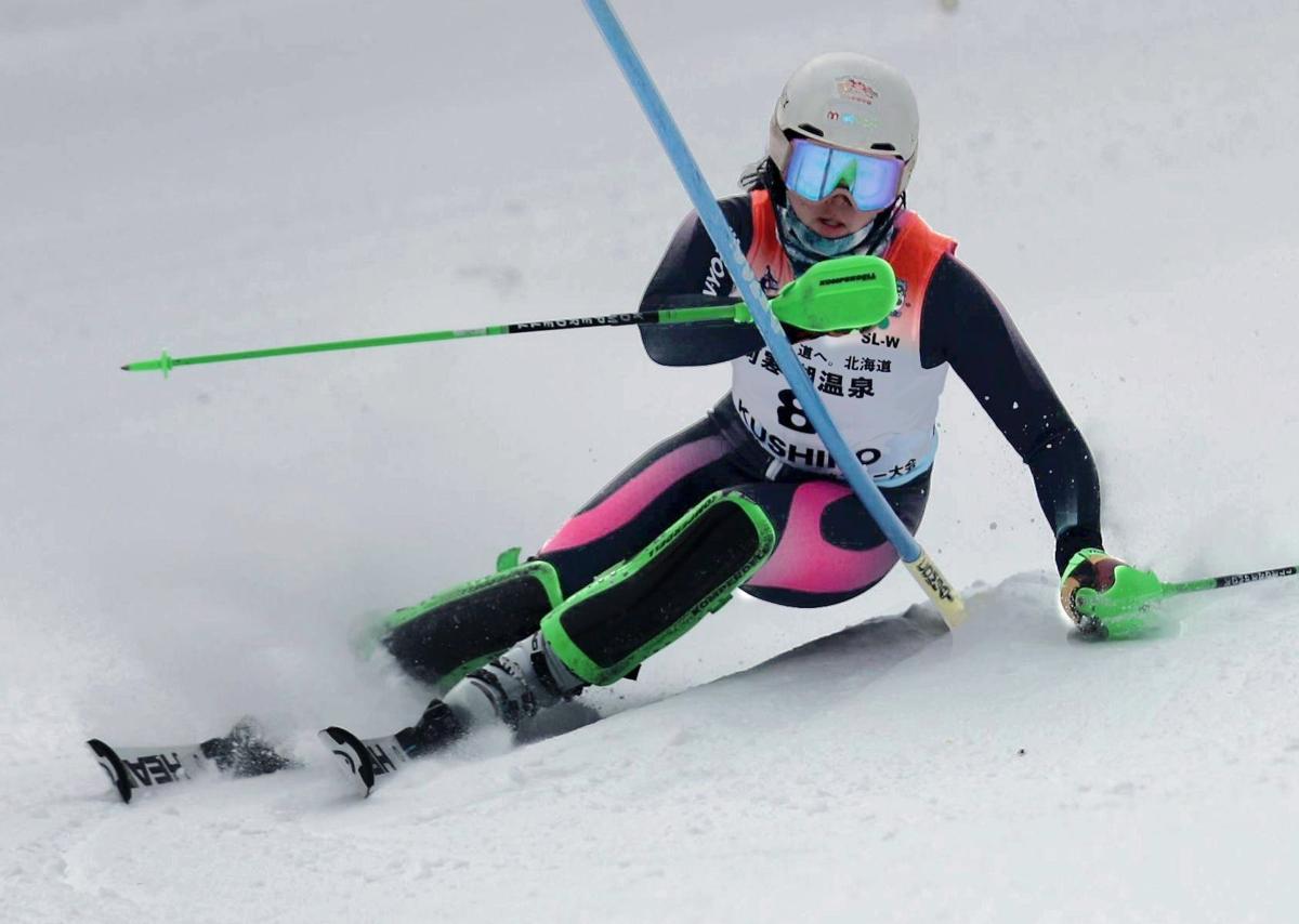 女子回転　３位に入った森村日菜（関根学園）の１回目＝北海道釧路市