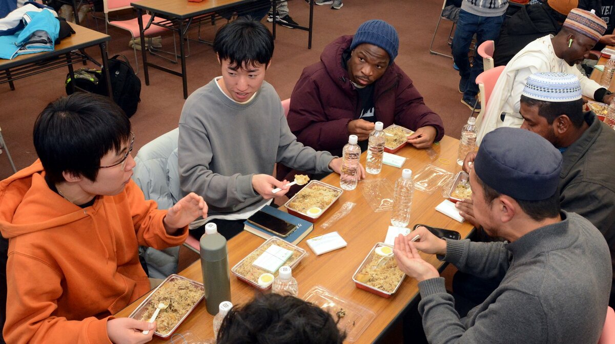 ビリヤニを味わいながら交流を深める参加者