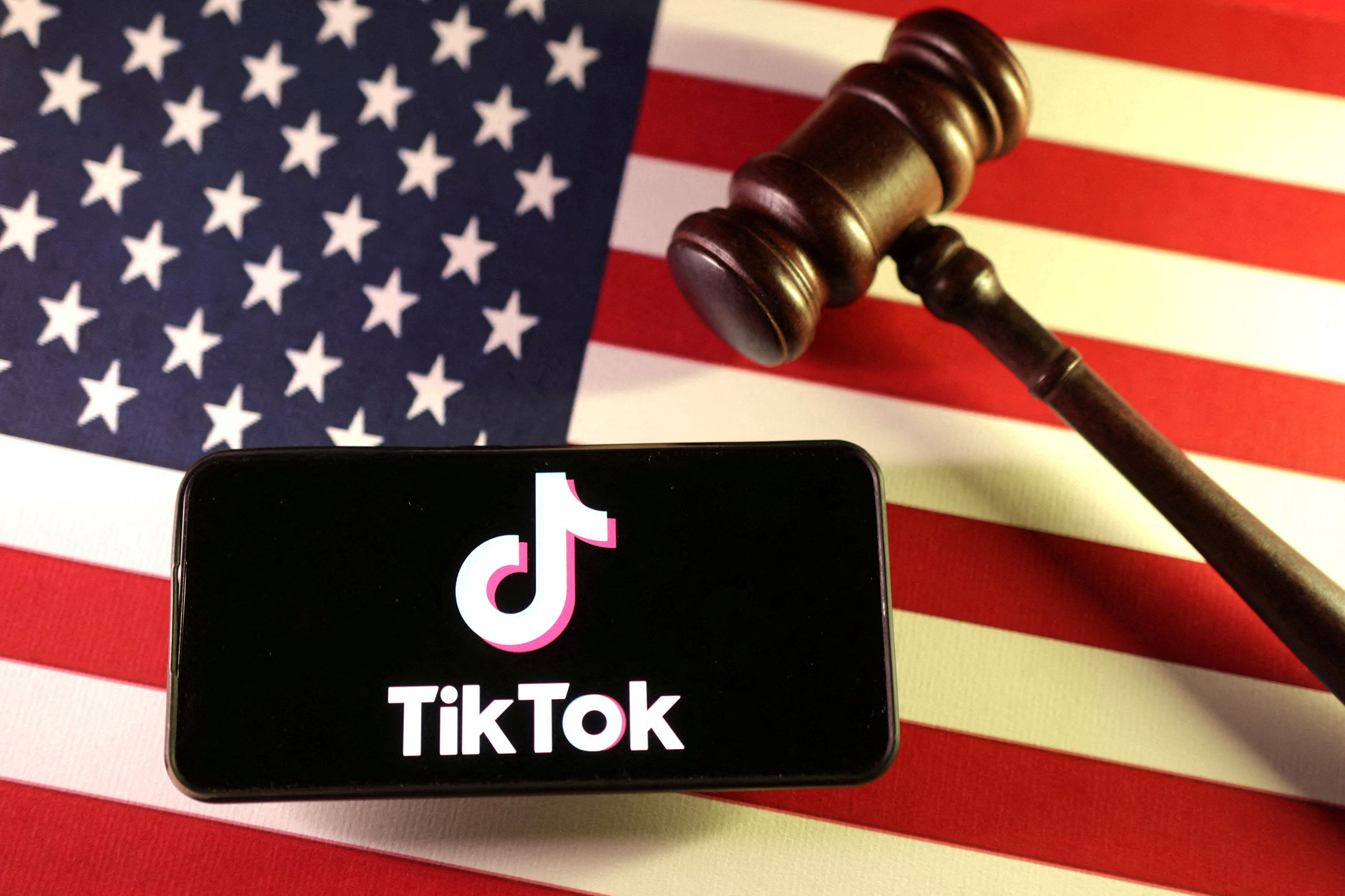 TikTokのロゴと米国旗＝8日（ロイター＝共同）