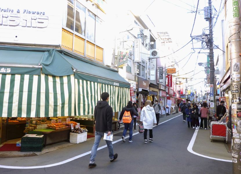 学芸大学駅東口の商店街＝東京都目黒区