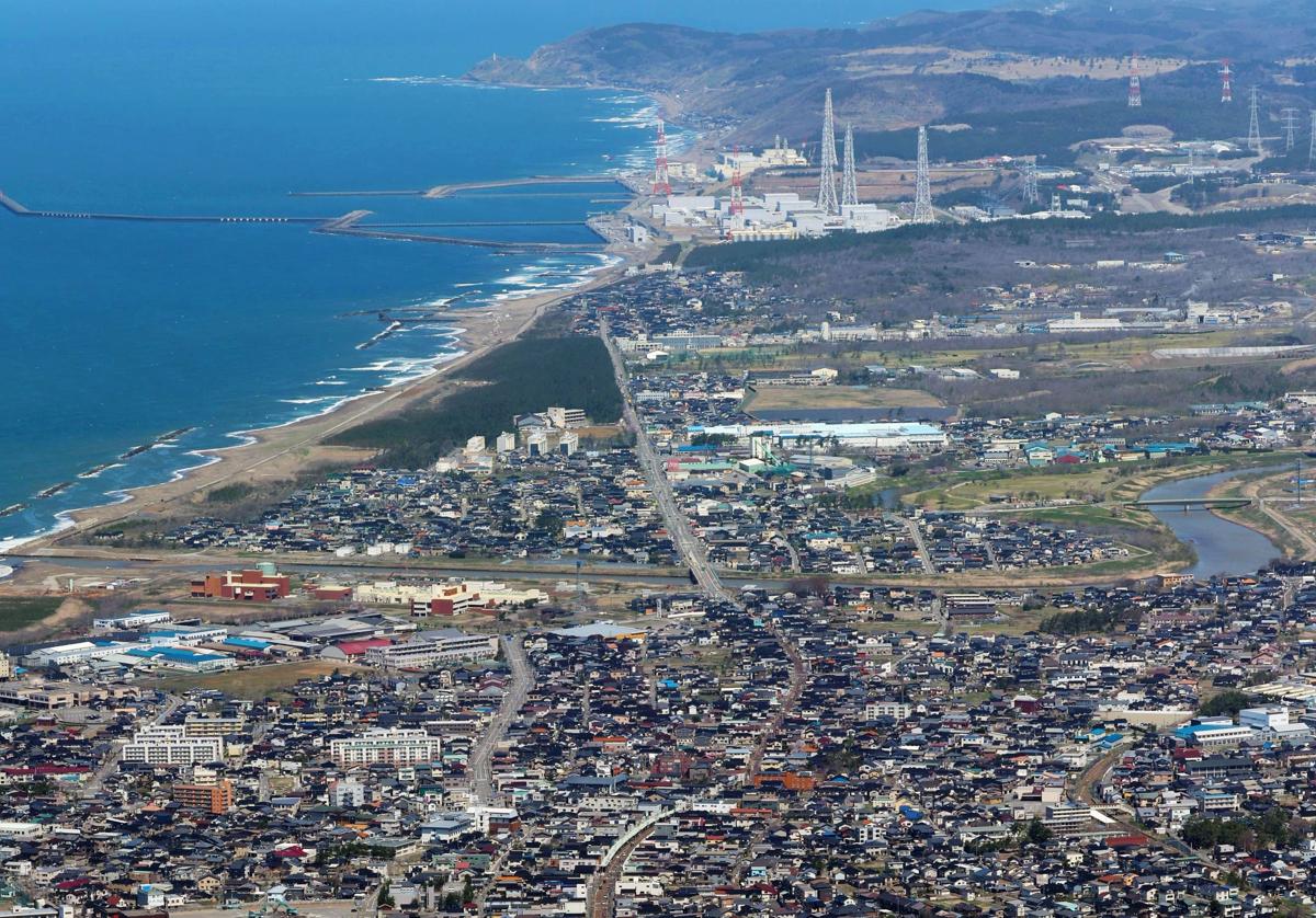 柏崎市街地から望む柏崎刈羽原発