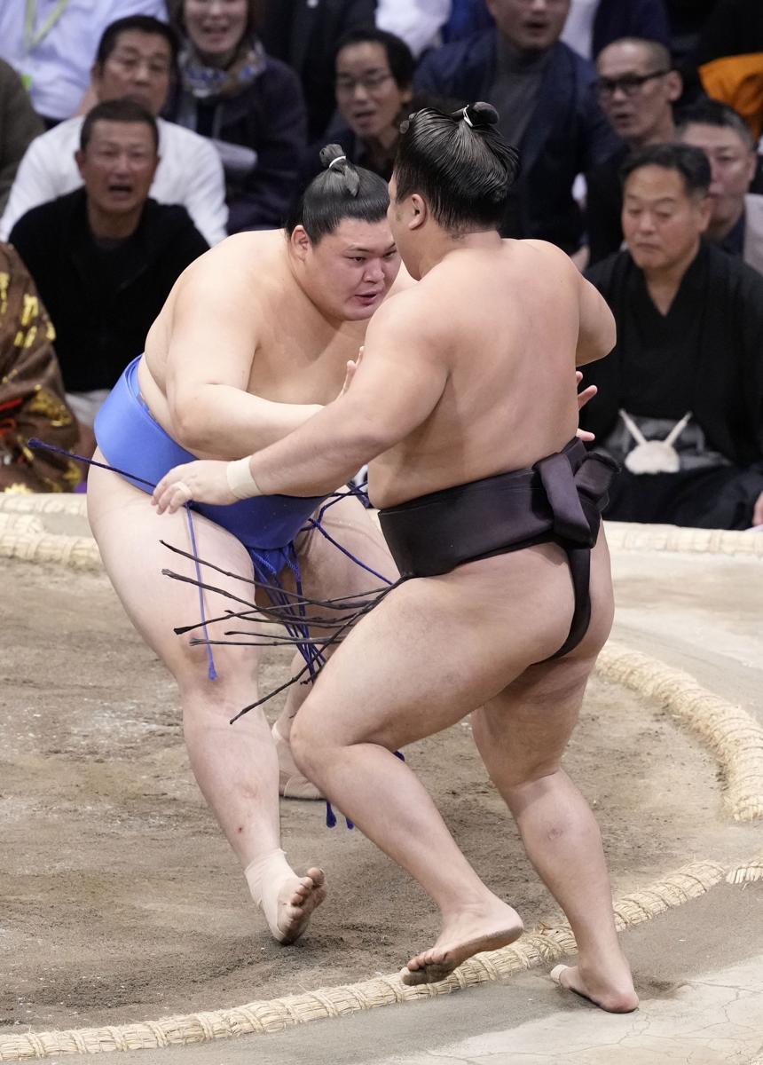 大の里（奥）が押し出しで霧島を下す＝福岡国際センター