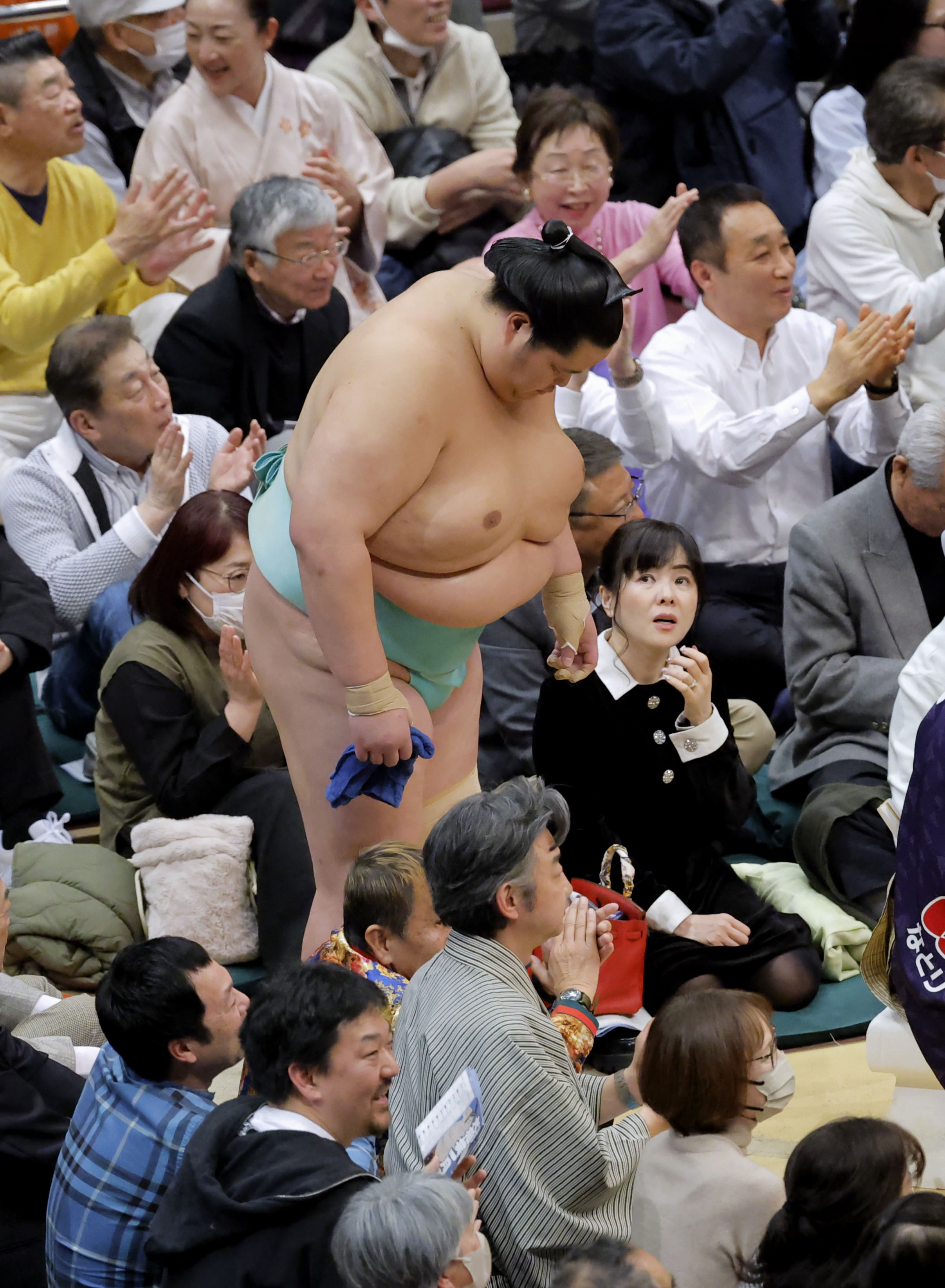 結びの一番を土俵下で見届けて、引き揚げる琴桜＝両国国技館