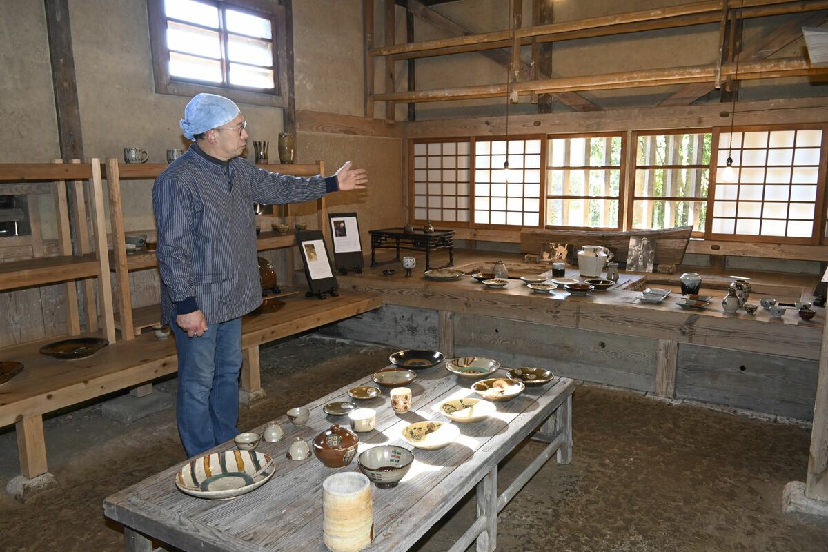 庄司がバーナード・リーチと作陶した濱田窯の長屋門