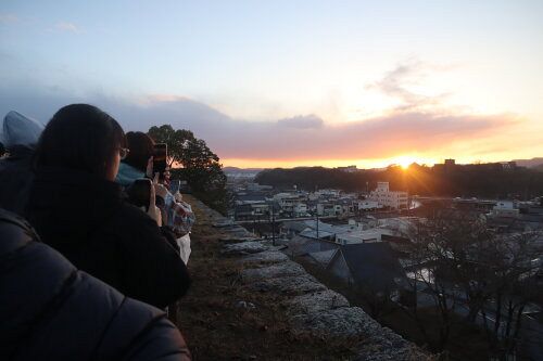 初日の出を迎え、写真に収める来場者たち＝２０２４年１月１日、津山城跡