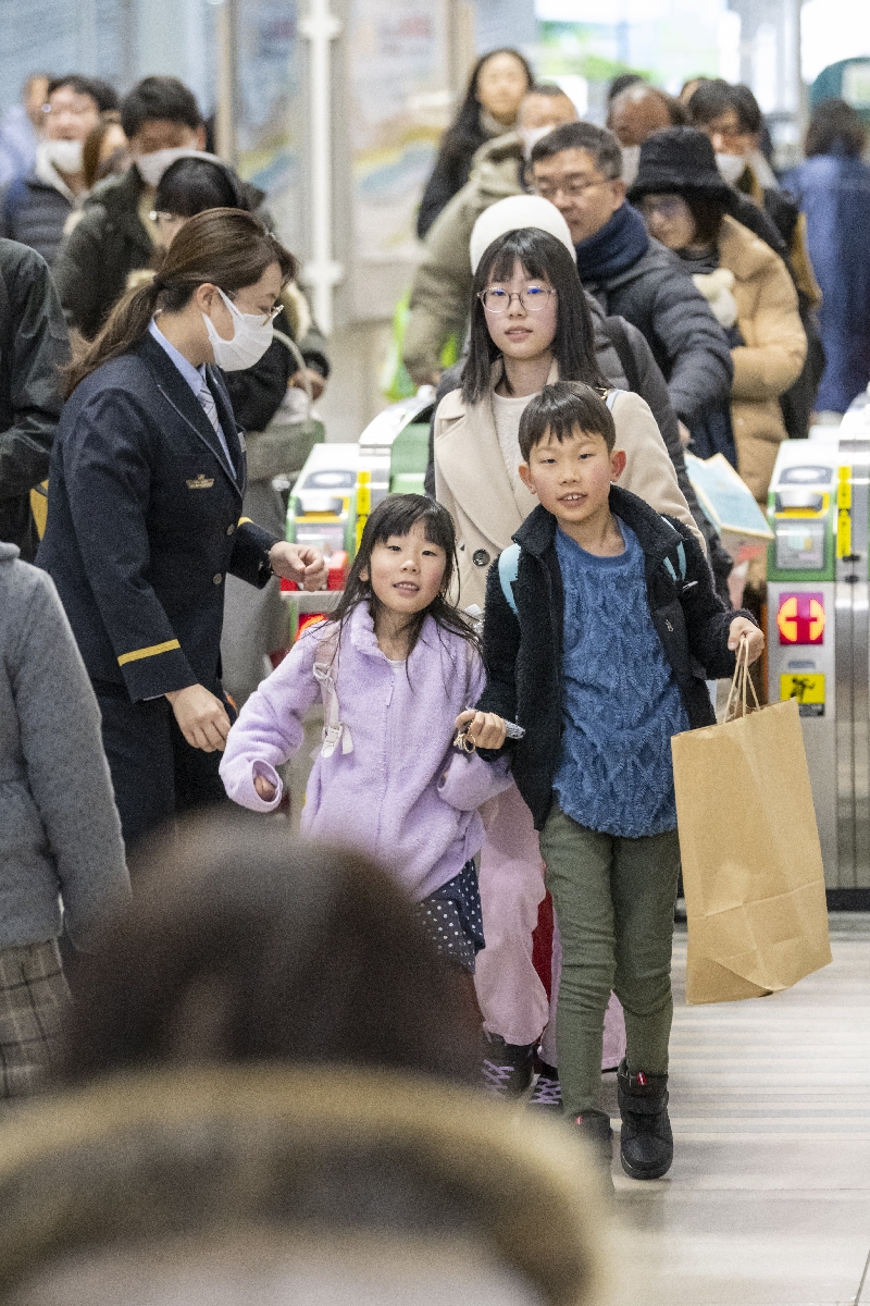 帰省ラッシュを迎え、八戸駅は多くの帰省客と出迎える家族らでにぎわった＝２８日、八戸市