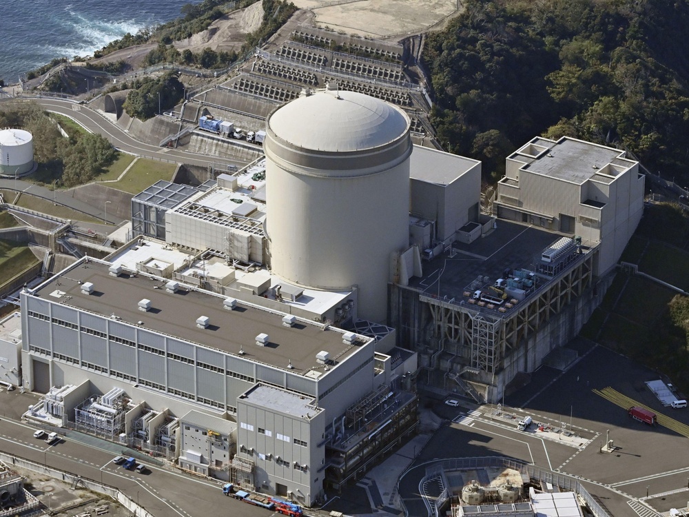 関西電力美浜原発3号機＝14日、福井県美浜町（共同通信社ヘリから）