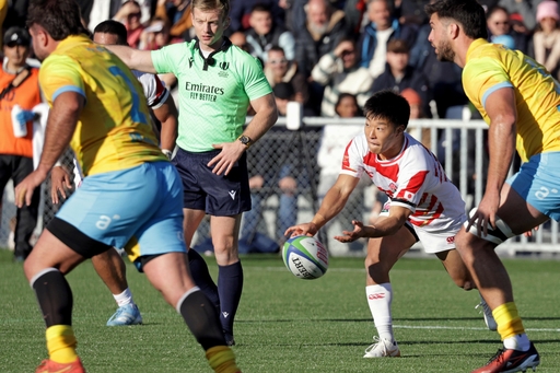 ウルグアイ戦でパスする日本代表の斎藤＝シャンベリー（ⓒＪＲＦＵ）