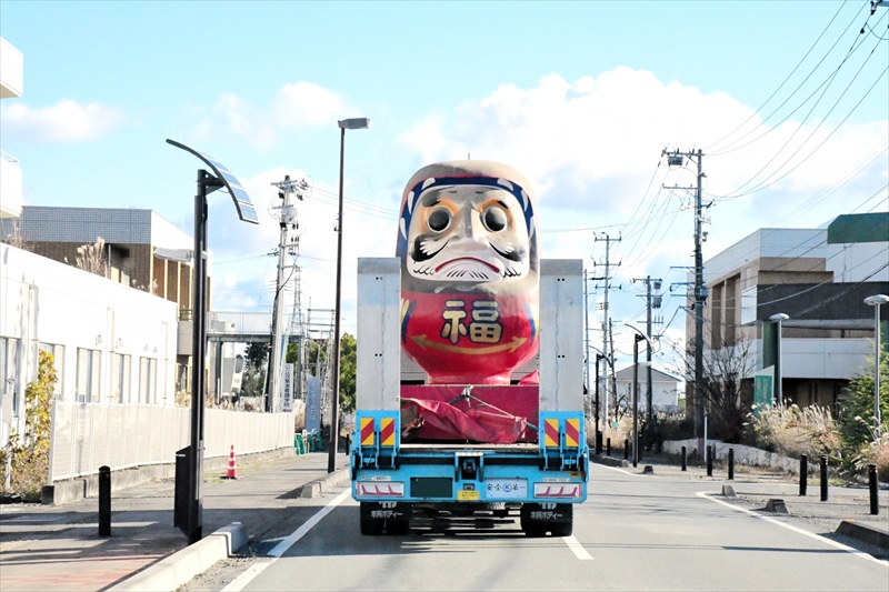 町役場旧庁舎の倉庫から運び出される巨大双葉ダルマ＝２０２４年１２月、双葉町