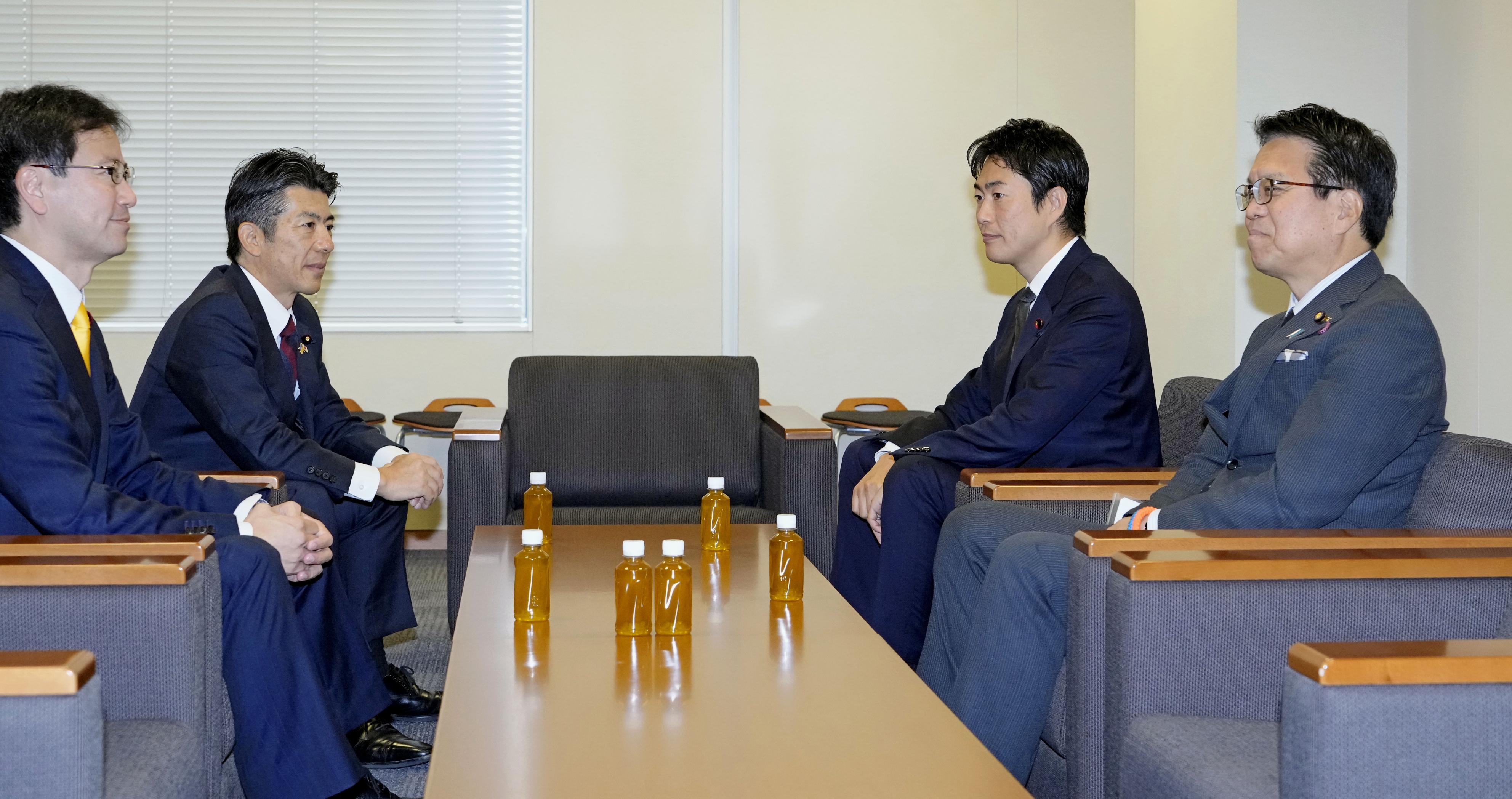 会談に臨む立憲民主、日本維新の会、国民民主各党の政策担当者＝21日午前、国会