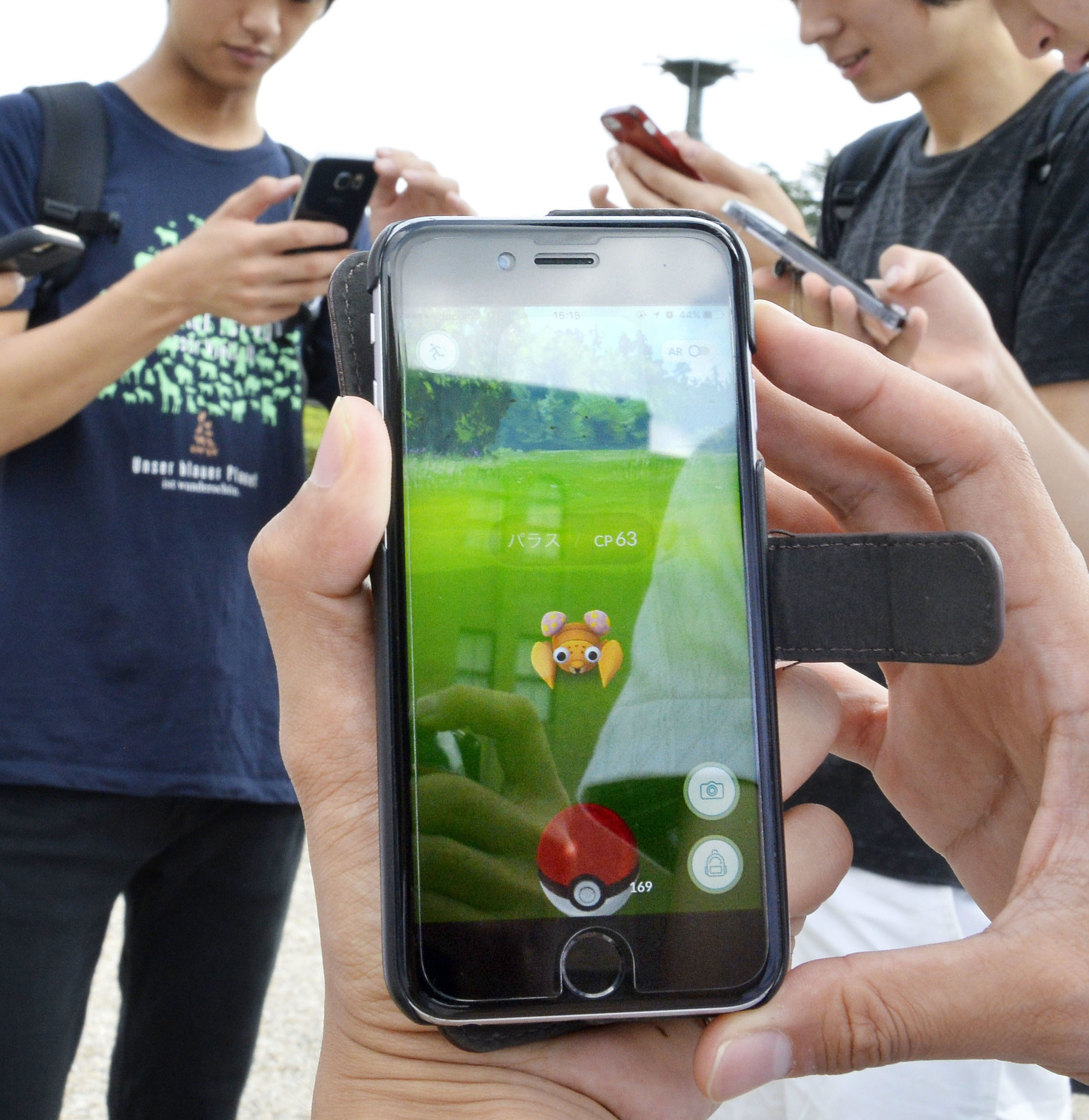 「ポケモンGO」で遊ぶ若者たち＝2016年