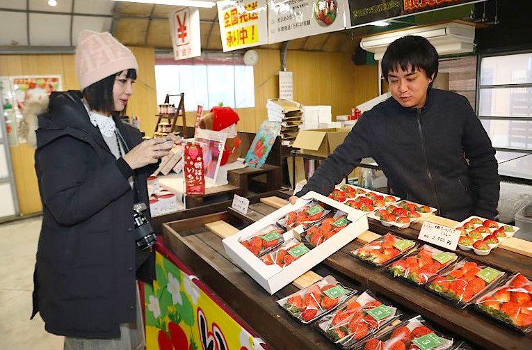 美作農園で販売所を視察する園田さん（左）