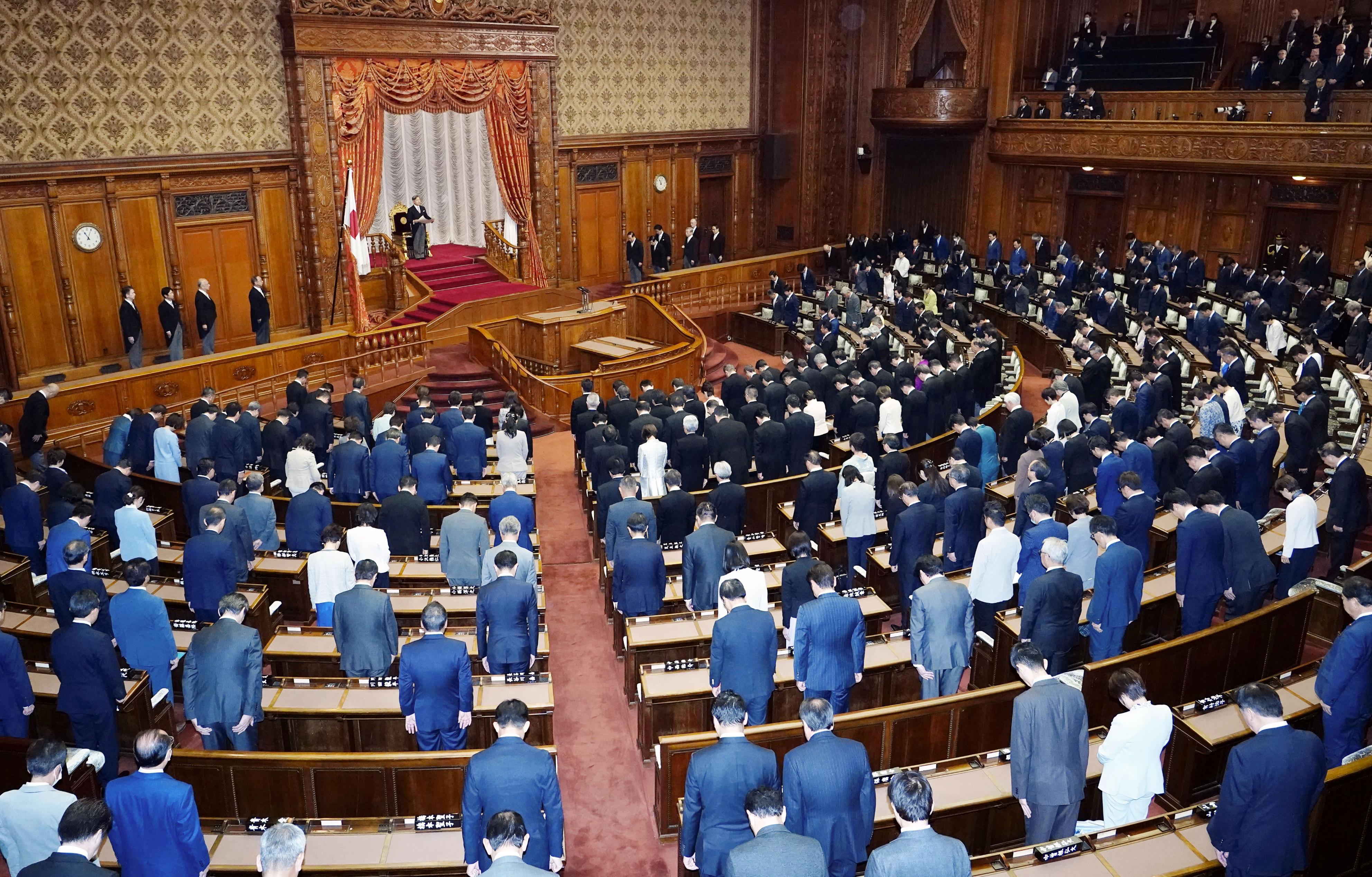 天皇陛下を迎えて開かれた第216臨時国会の開会式＝29日午前、参院本会議場