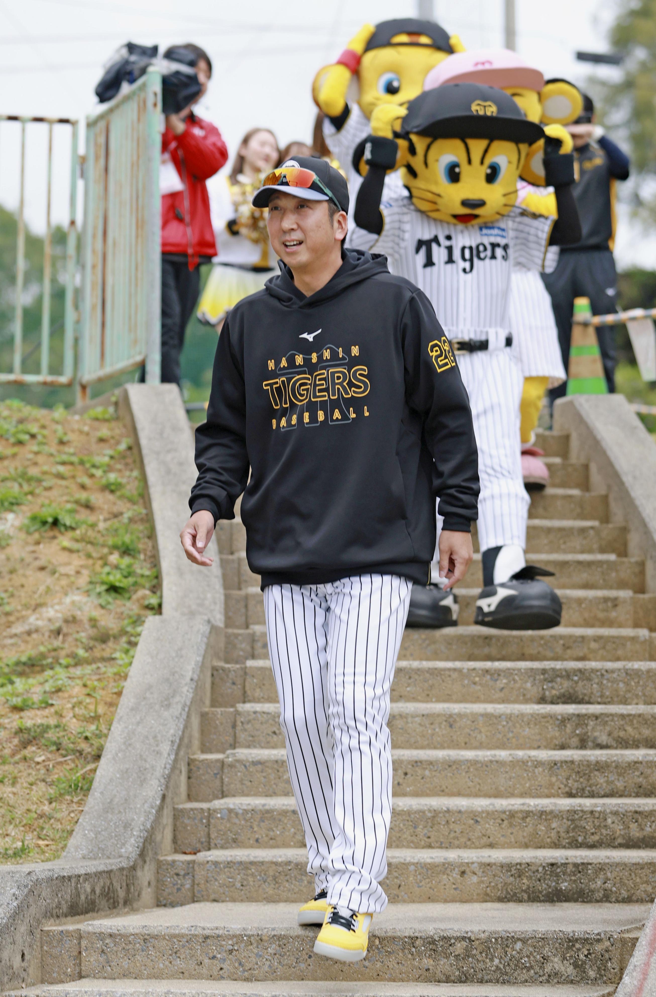 プロ野球キャンプ初日、球場に向かう阪神・藤川監督＝1日、沖縄県宜野座村