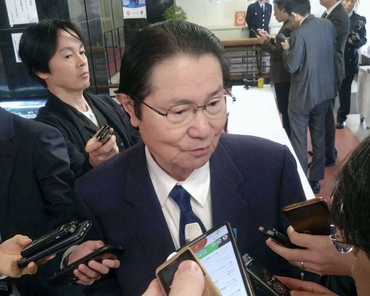 記者団の取材に応じる衛藤征士郎氏＝8日、東京・永田町の自民党本部