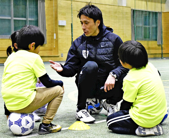 練習や試合で生まれた成功や失敗について、児童らに考えを聞く佐原さん（中央）