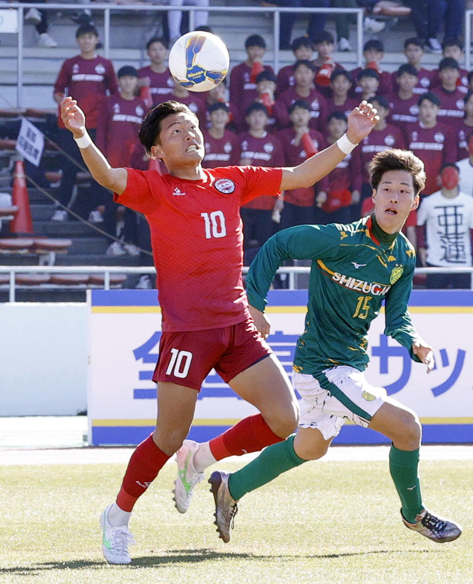 【静岡学園―高知】前半、高知・門田（１０）が相手と競り合う（浦和駒場スタジアム）