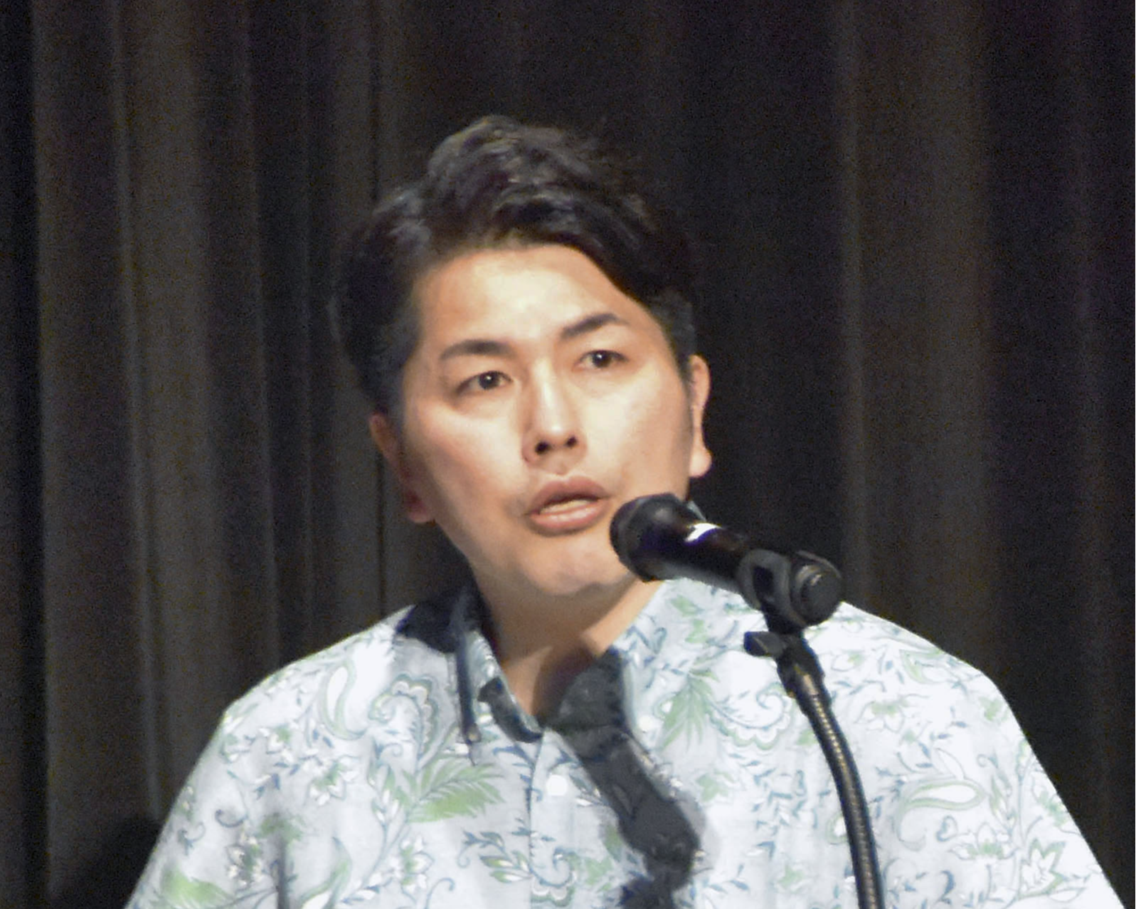 沖縄県西原町で講演する松永拓也さん＝25日午後