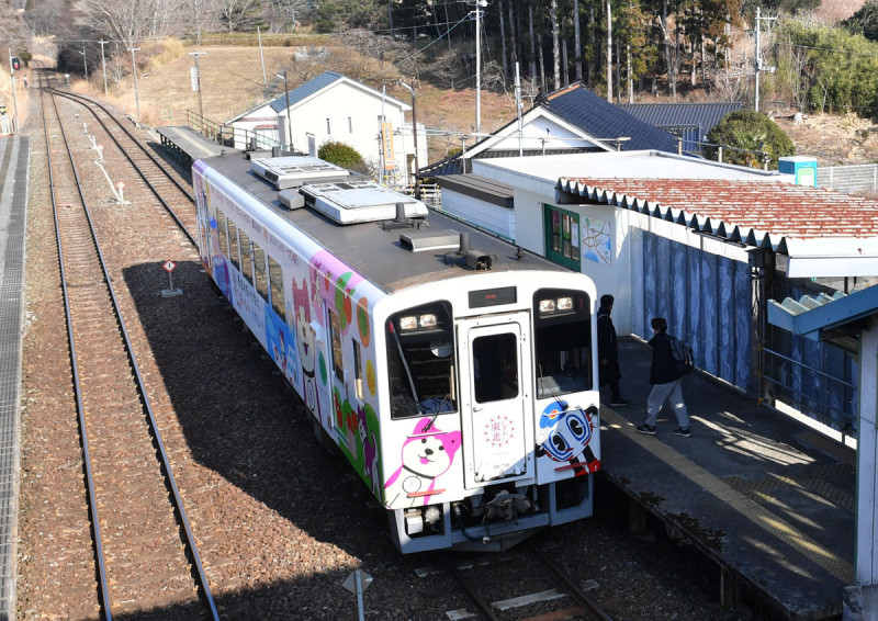 運行を再開した三陸鉄道。綾里駅では住民らが乗り込んだ＝１１日午後２時５２分、大船渡市三陸町綾里