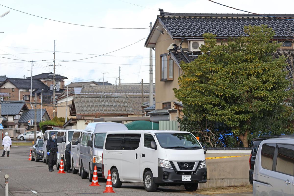 死体遺棄事件の現場の空き家前。捜査員の車両が止まり、一般の人の通行を制限していた＝２２日午前９時半ごろ、聖籠町次第浜