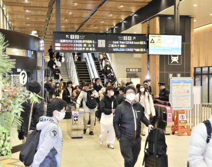 帰省者が続々と降り立った新ＪＲ松山駅＝２８日午後、松山市南江戸１丁目（撮影・中田佐知子）