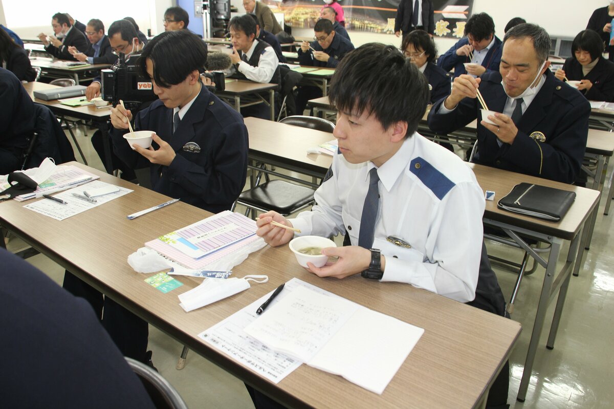 周南スープを試食する周南署員