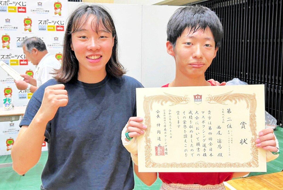 高校男子１６５㌢未満の部で準優勝した西尾遥馬（右）。東京五輪金メダリストの入江聖奈さんが応援に駆け付けた＝長野県佐久市総合体育館