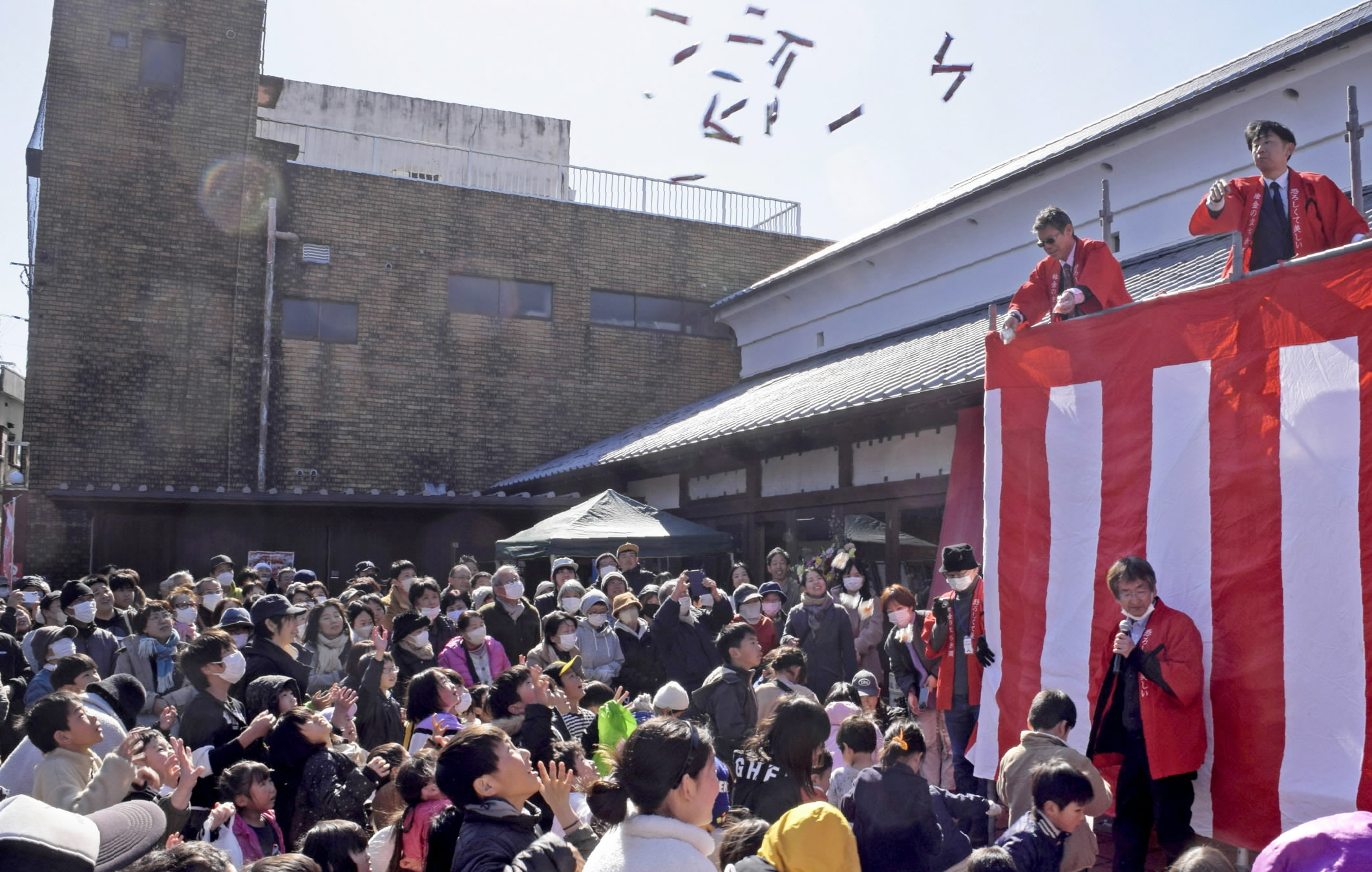 大勢の住民らが集まり、餅投げなどで祝った絵金蔵の開館２０周年イベント（香南市赤岡町）