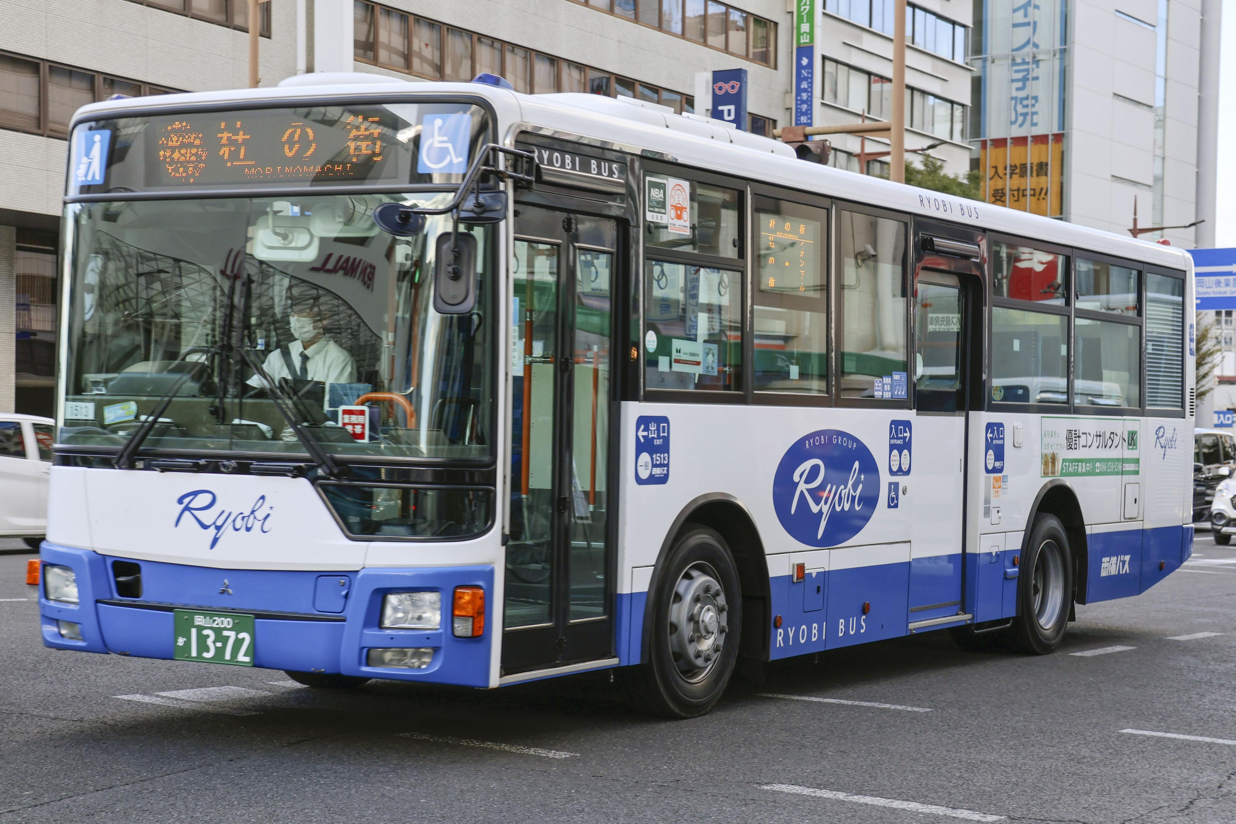 岡山市内を走行する両備グループのバス