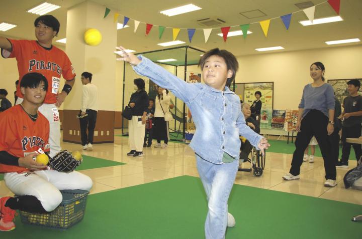 愛媛ＭＰの選手に見守られながら、ピッチング計測に挑戦する子どもたち＝松前町筒井