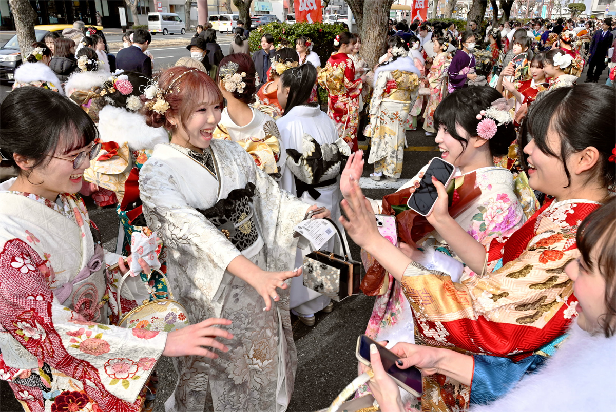 晴れやかな着物姿で再会を喜び合う参加者（高知市の県民体育館＝新田祐也撮影）