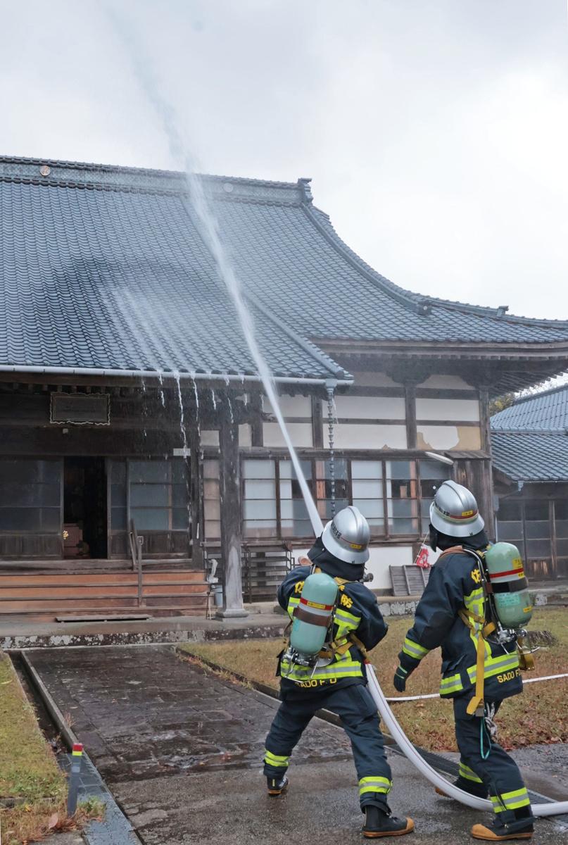 正法寺で行われた消防訓練＝佐渡市泉