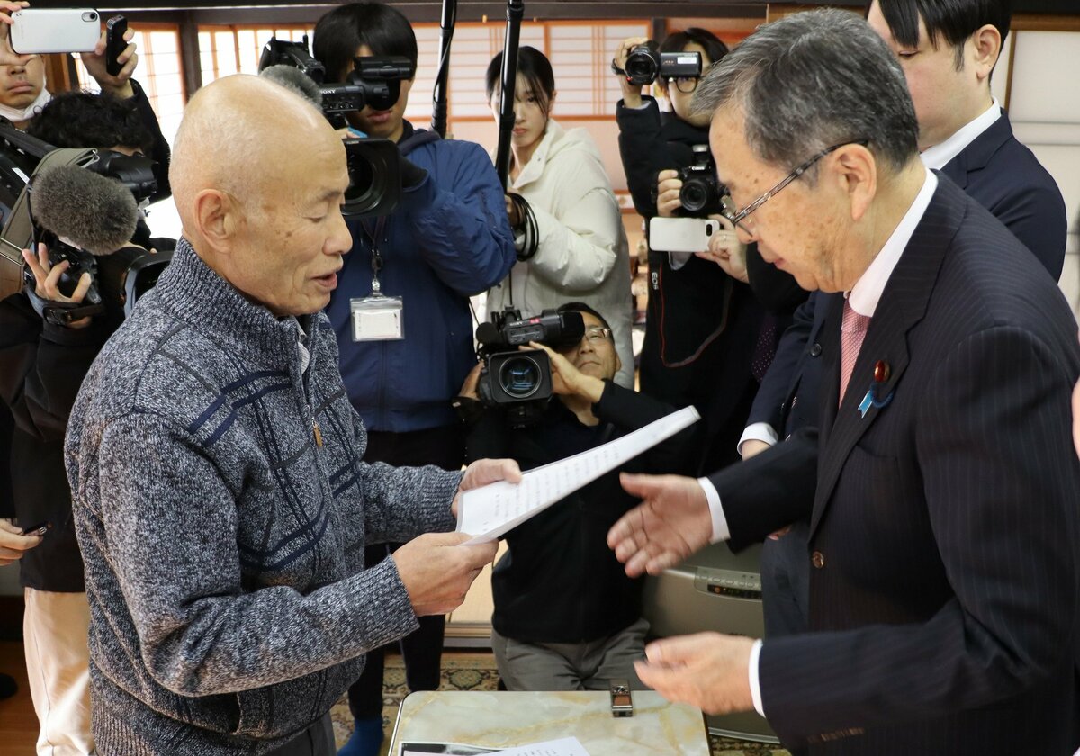 斉藤代表（手前右）に要望書を手渡す箕牧さん