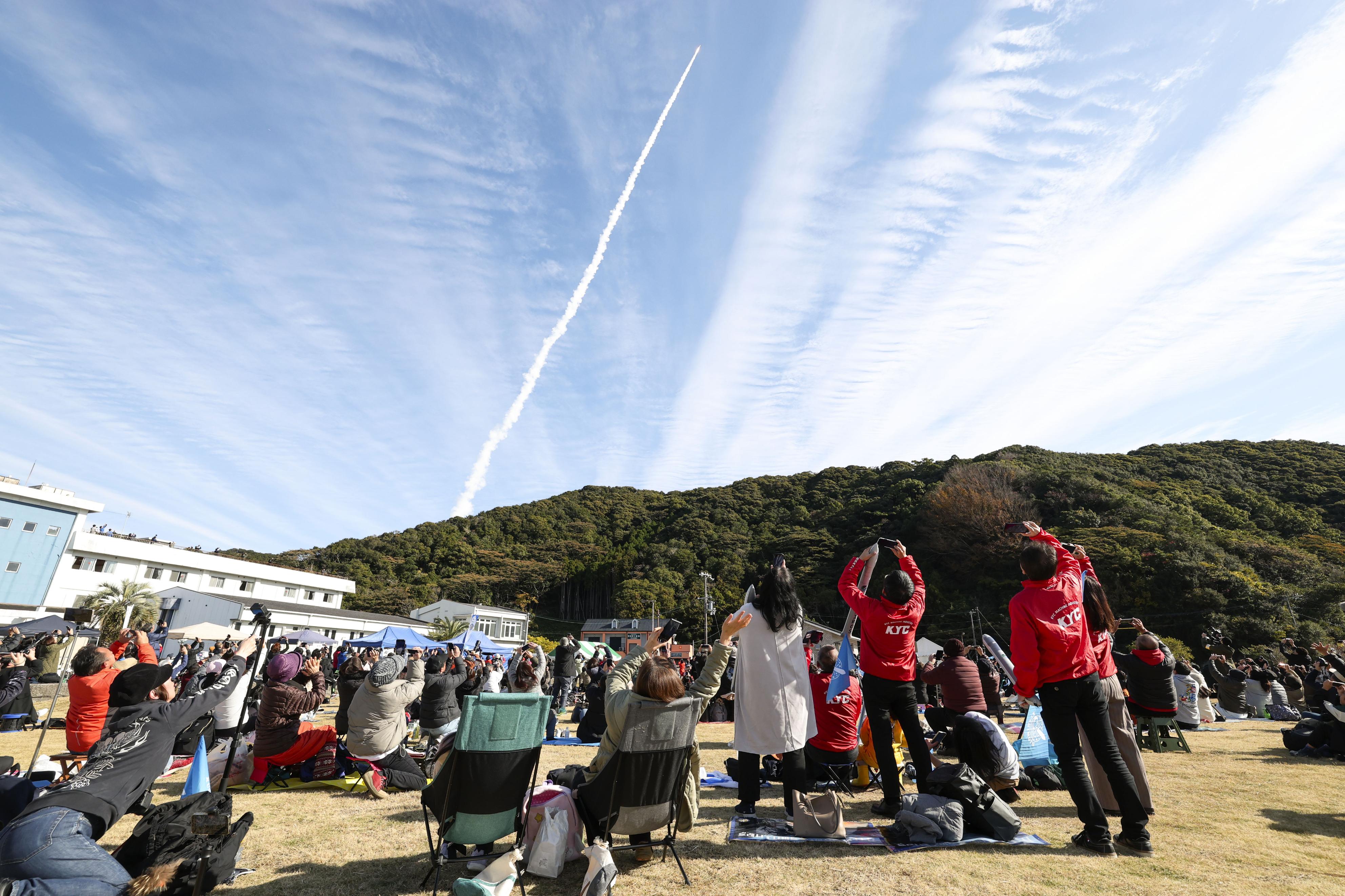 見学場に集まった人たちが見守る中、上昇する小型ロケット「カイロス」2号機。衛星を軌道投入できず、打ち上げは失敗した＝18日午前11時、和歌山県串本町