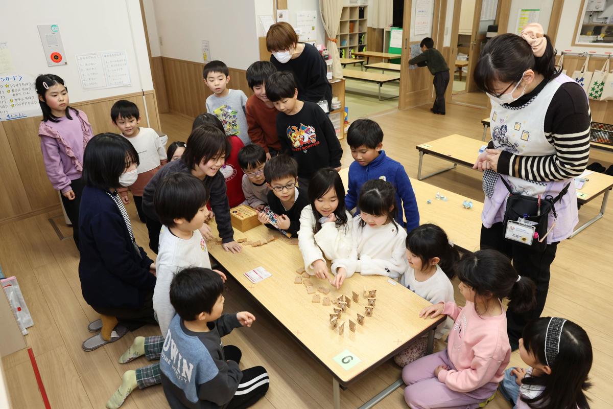 放課後児童クラブを利用する小学生＝新潟市江南区