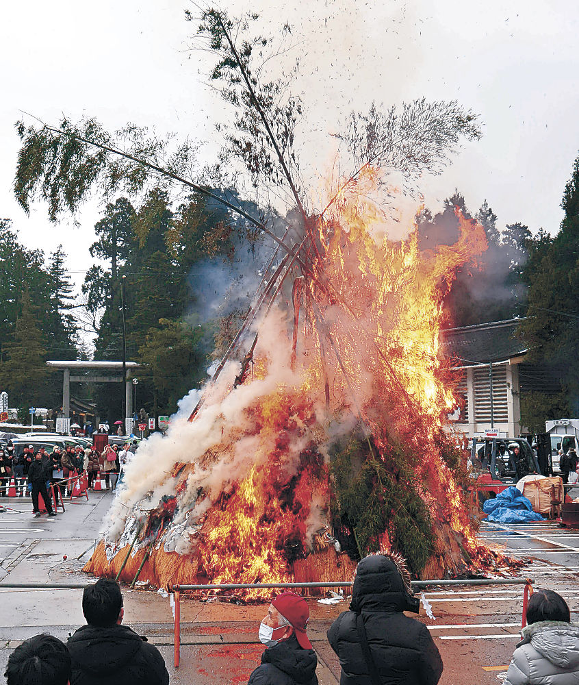 高く燃え上がる「どんど」＝１５日午前１１時半、白山市の白山比咩神社