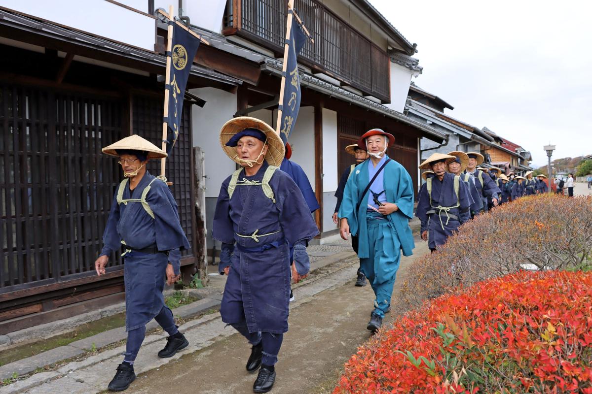 江戸時代の旅装束で「御金荷の道」を歩くイベントの参加者＝長野県東御市