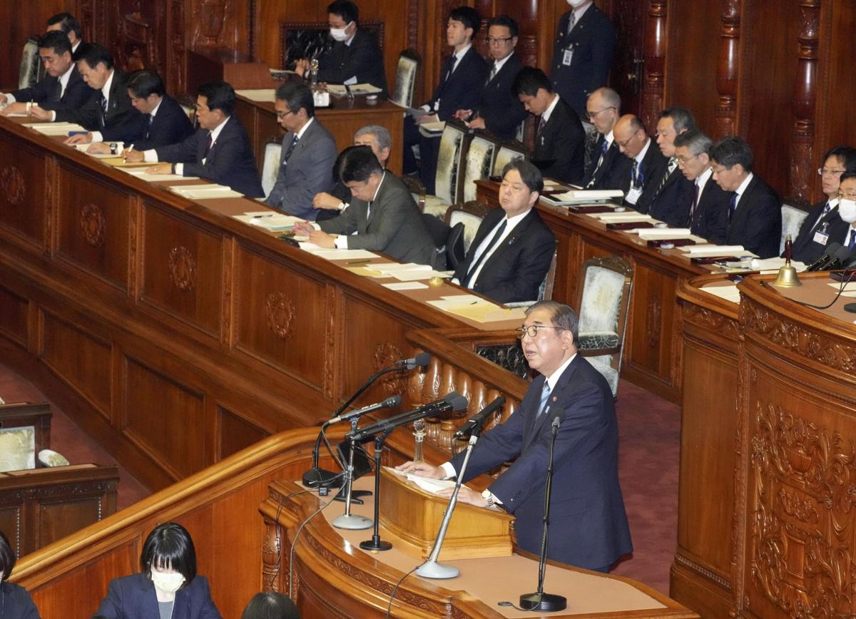 衆院本会議で所信表明演説をする石破首相（手前）＝１１月２９日午後