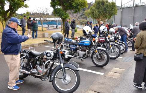 昭和の懐かしい二輪車を集めたオールドバイクフェスティバル＝日置市の伊集院総合運動公園