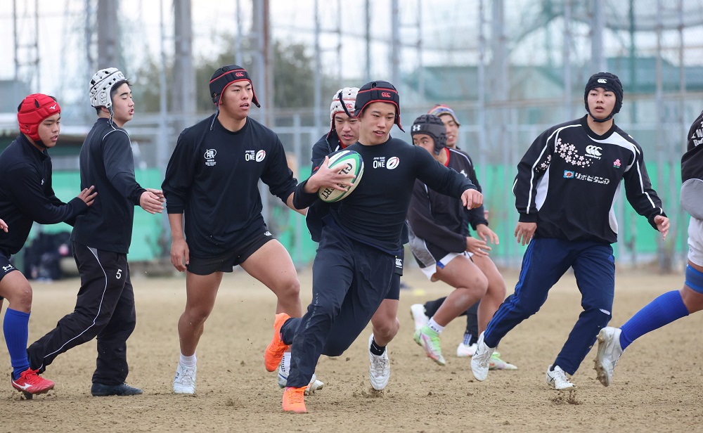 １回戦の城東戦へ向けて調整練習する長崎北陽台の選手たち＝柏木公園球技場