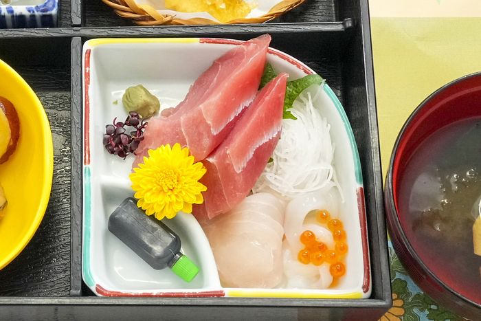 お刺身の盛り合わせを食べる順番にもマナーがあるという（写真・相田克己）