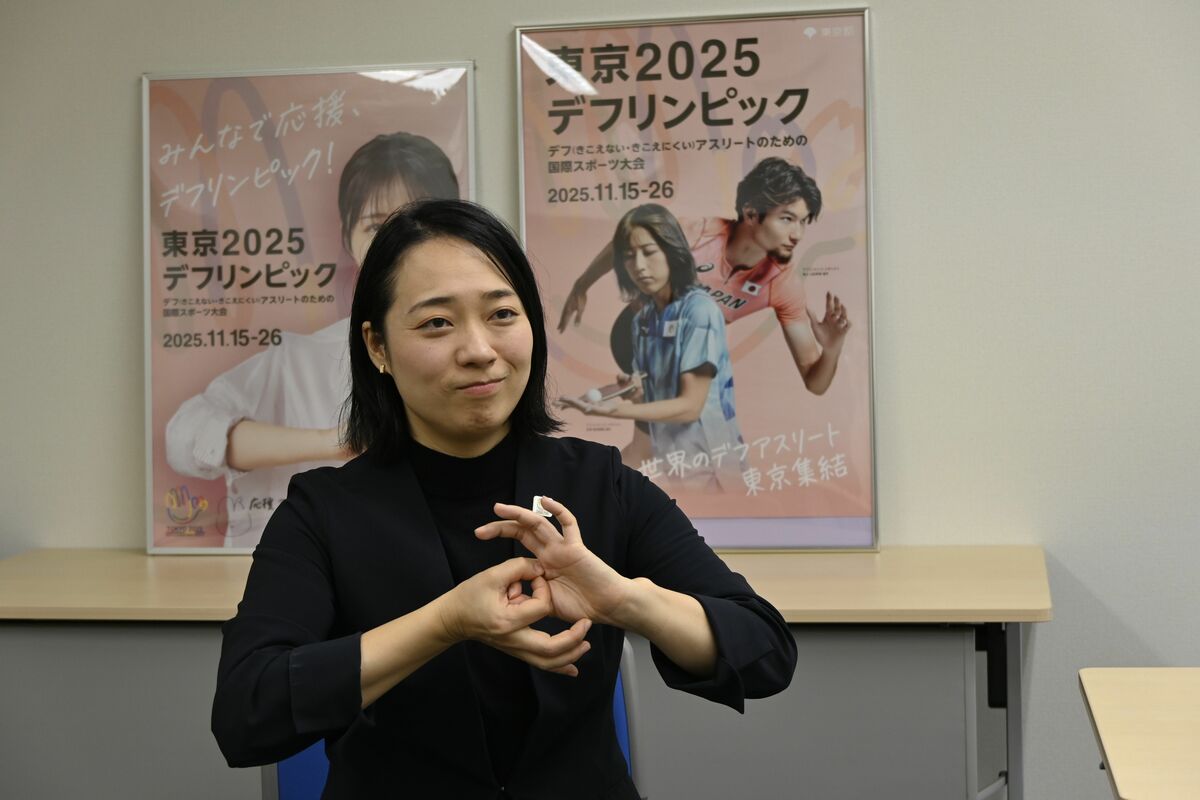 手話でデフリンピックを表現する川俣さん。「手話ができなくても大丈夫。是非ボランティアに応募してほしい」と呼びかけている＝12月上旬、宇都宮市