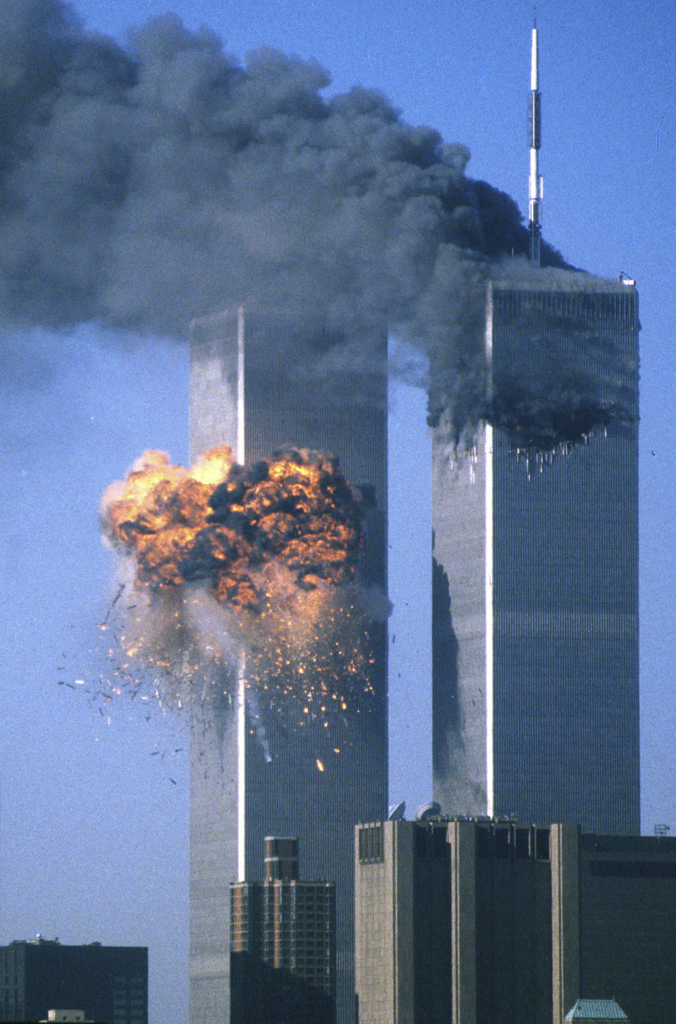 2001年9月11日、航空機が突っ込み、炎上するニューヨークの世界貿易センタービル（ロイター＝共同）